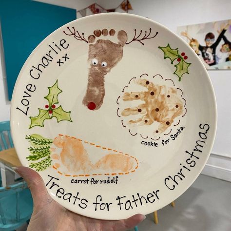 Christmas Plates Kids, Diy Christmas Plate, Personalized Christmas Plates, Xmas Plates, Baby Christmas Crafts, Baby Art Crafts, Christmas Eve Plate, Baby Footprint Art, Cookies For Santa Plate