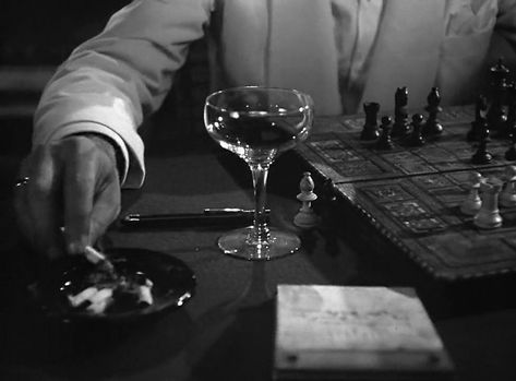 Casablanca Movie, Casablanca 1942, Very Important Person, Noir Movie, Light Rum, Romantic Stories, Mans World, Classic Films, Film Stills