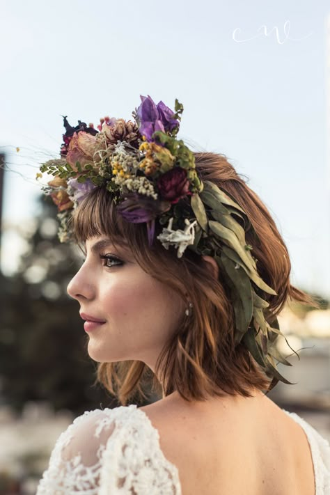 Flower Crown Wedding Short Hair, Flower Crown Short Hair, Flower Crown Wedding Veil, Wedding Veils Short, Angled Bob Haircuts, 60s Hair, Wedding Headpieces, Flower Crown Hairstyle, Boho Wedding Hair