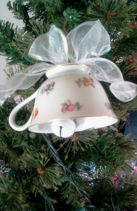 tea cup ornament Vintage Christmas Ideas, Cup And Saucer Crafts, Tea Crafts, Teacup Crafts, Vintage Christmas Crafts, Cup Crafts, Deco Originale, Holiday Crafts Christmas, Christmas Tea