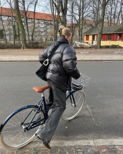 Katarina Krebs on Instagram: "❤️❤️❤️" Hoodie Jacket Outfit, Puffer Outfit, Scandi Fashion, Puffer Jacket Style, Unique Jackets, Oversized Hoodies, Chunky Scarves, Winter Lookbook, Flowy Pants