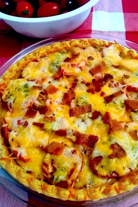 Southern Tomato Pie with Bacon and Pesto, No Mayonnaise Tomato Onion Pie Recipe, Tomato Bacon Pie, Tomato Pie With Bacon Recipe, Easy Small Meals, Tomato Pie With Bacon, Bacon Pie Recipe, Ez Recipes, Green Tomato Pie, Veg Pie