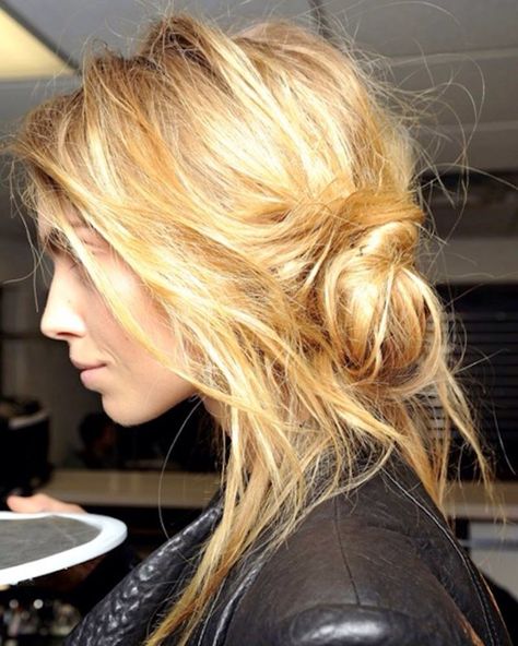 Messy side bun Trendy We Fryzurach, Truss Hair, Beachy Hair, Good Hair Day, Hair Envy, Love Hair, Blonde Balayage, Great Hair, Hair Dos