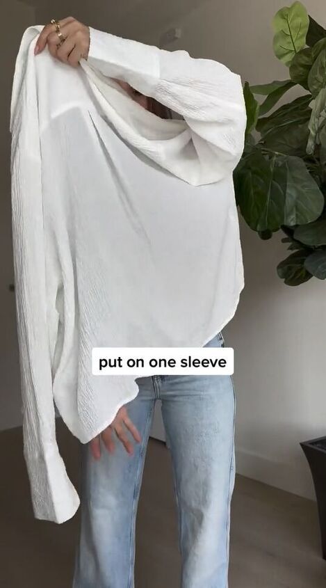 How To Button A Shirt Hack, Shirt Under Sweatshirt, Button Up Shirt Hacks, Button Down Shirt Hacks, Oversized White Shirt, Shirt Hacks, Diy Fashion Hacks, Hacks Clothes, White Button Down Shirt