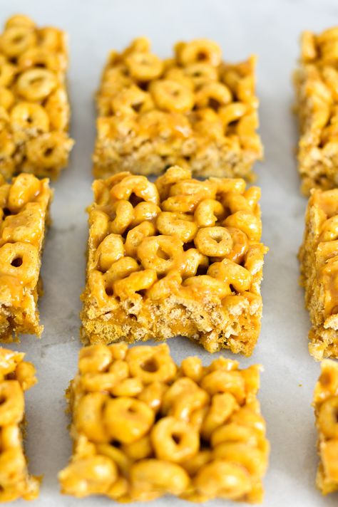 Easy No Bake Peanut Butter Cheerio Bars recipe. These cheerio treats are the best way to satisfy your sweet tooth in under 15 minutes. Beef Potato Casserole, Ground Beef Potato Casserole, Cheerio Treats, Peanut Butter Cheerio Bars, Peanut Butter Pretzel Bites, Cheerio Bars, Cereal Bars Recipes, Chocolate Rice Krispies, Baked Mac And Cheese Recipe