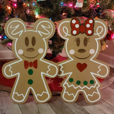 Mickey Mouse Gingerbread Man, Mickey Gingerbread Christmas Tree, Mickey Gingerbread Christmas Decor, Mickey Gingerbread House, Disney Christmas Stockings Diy, Gingerbread Mickey Mouse, Disney Christmas Images, Disney Diy Christmas Decorations, Disney Holiday Decor