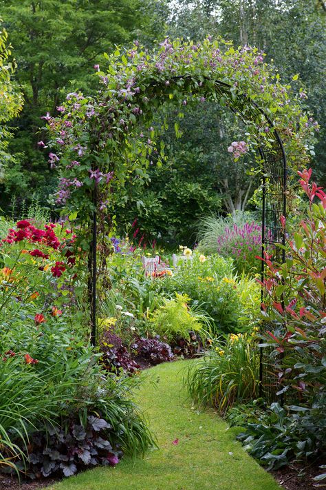 Cottage Backyard, Garden Archway, Functional Garden, Cottage Garden Ideas, Garden Plots, Backyard Gardens, Backyard Flowers, Garden Arches, Cottage Garden Design