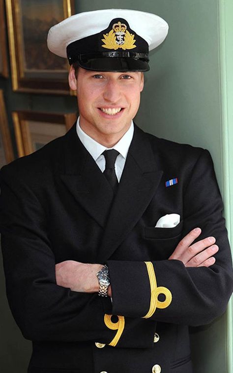 Royal Navy Uniform, Principe William Y Kate, Man In Uniform, Prince William Family, Prince William Et Kate, News Logo, Diana Williams, Prins William, Prins Harry