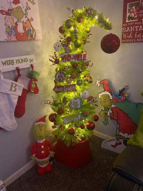 Grinch Christmas Room Decor, Grinch Christmas Bedroom Decor, Grinch Room Decor Ideas, Grinch Christmas Decorations Bedroom, Grinch Tree Decorating Ideas, Hobby Lobby Grinch Tree Decorated, Grinch Themed Bedroom, Grinch Bedroom Ideas, Grinch Tree Hobby Lobby