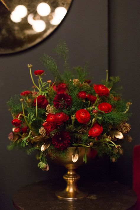 Commercial Holiday Decor, Red Christmas Flower, Rose Gold Centerpiece, Red Dahlias, Christmas Arrangements Centerpieces, Red Flower Arrangements, Red Rose Arrangements, Xmas Flowers, Greenery Christmas