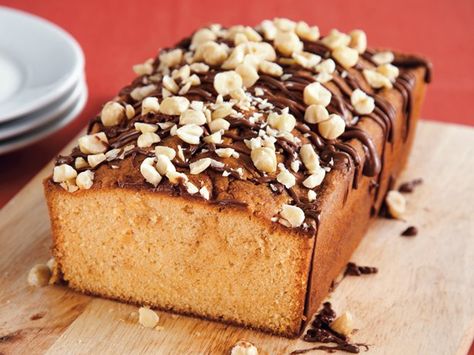 Serve this pound cake topped with hazelnuts. Perfect for dessert. Pound Cake Loaf, Cake Loaf, Loaf Cakes, Hazelnut Cake, Nutella Cookies, Loaf Recipes, Simple Birthday Cake, Loaf Cake, Pound Cake Recipes