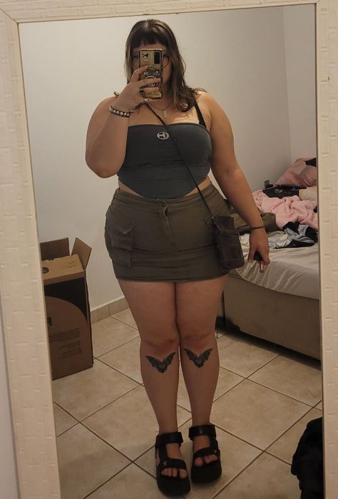 Cute Skirt Outfits Plus Size, Plus Size Cargo Shorts Outfit, Plus Size Y2k Fashion Grunge, Plus Y2k Outfits, Y2k Grunge Plus Size, Outfit Inspo Summer Midsize, Cargo Skirt Outfit Plus Size, Midsize Mini Skirt, Chubby Skirt Outfit