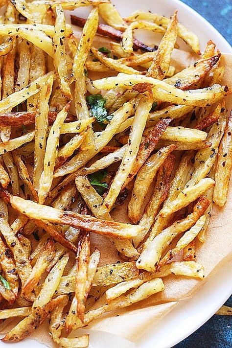 Crispier & lighter oven baked french fries made with just 2 tablespoons oil. perfect lower calories alternate to regular french fries. vegan & gluten free! Leftover French Fries, Gluten Free French Fries, Reheat French Fries, French Fry Recipe Baked, Oven French Fries, Oven Baked French Fries, Baked French Fries, Crispy Oven Fries, Crispy French Fries