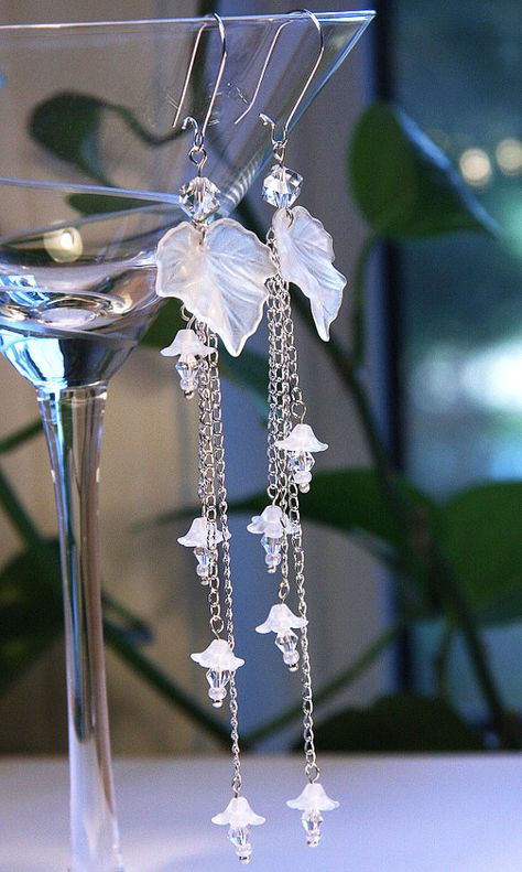 Frosted Flowers, Fairy Flowers, Nature Inspired Accessories, Earrings For Bride, Crystals Earrings, Flowers Earrings, Lucite Jewelry, Jewelry Nature, Silver Flower Earrings