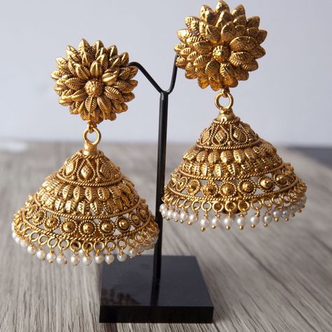 Light Weight Gold Jumkhas, Jhumka Designs Antiques, Antique Jhumkas Gold Temple Jewellery, Jumka Design Gold Bridal, Light Weight Gold Buttalu, Jhumki Designs Gold Antiques, Zumka Earrings, Jhumka Designs Gold, Gold Jhumka Designs