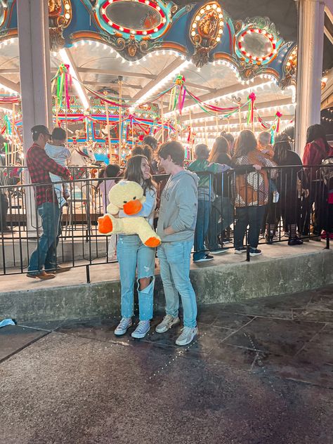 state fair stuffed animal carnival games vibes couple goals boyfriend Carnival Couple Aesthetic, Presentation Night, Fair Pics, Fair Date, Shoots Ideas, Fairground Games, Carnival Date, Fair Pictures, Teenage Couples