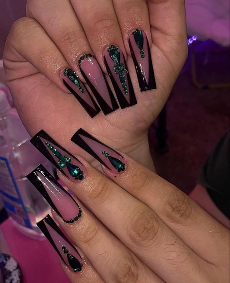 Nails Acrylic Green And Black, Black Acrylics With Rhinestones, Black Emerald Nails, Dark Green Christmas Nails Acrylic, Black And Green Nails Acrylic, Trendy Baddie Nails, Emerald Green And Black Nails, Mail Inspo 2023, Plain Acrylic Nails