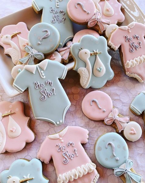 He Or She Gender Reveal Cookies, He Or She Cookies, Gender Reveal Sweets Table, Gender Reveal Cookies Ideas, Gender Reveal Candy Table, Gender Reveal Baby Shower Ideas, Gender Reveal Sugar Cookies, Gender Reveal Candy, Gender Reveal Cake Pops