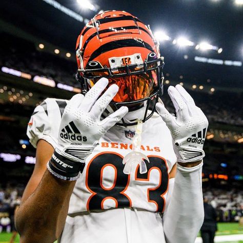 Nfl Pfp, Cincinatti Bengals, Cool Football Pictures, Nfl Wallpaper, Joe Borrow, Nfl Football Helmets, Football Drip, Kentucky Football, Football Poses