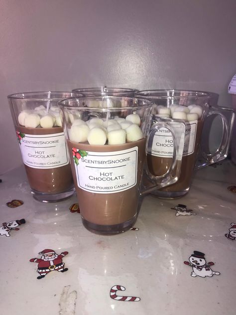 Hot chocolate and marshmallow scented Christmas candle! These unique glass handled Christmas candles are a must have this Christmas! Also making the most perfect gift! Chocolate Candles Diy, Handmade Candles Ideas Glass Jars, Food Candles Ideas, Diy Candles Christmas, Christmas Dessert Candles, Christmas Candle Ideas, Christmas Themed Candles, Cute Winter Candles, Candles Dessert