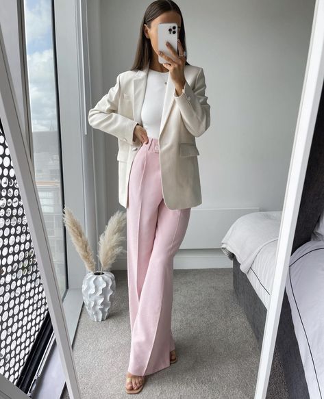 Outfit Formal Mujer, Outfit Rosa, Women Professional Attire, Mode Rose, Lawyer Fashion, Casual Work Outfits Women, Lawyer Outfit, Professional Outfits Women, Outfit Chic