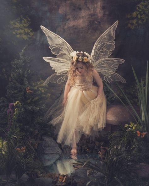 Fairy Day mini Session - Little fairy touching the water with her foot Fairy Photography, Fairy Costumes, Fairy Photoshoot, Fairies Photos, Enchanted Fairy, The Enchanted Forest, Fairytale Photography, Fairy Pictures, Fantasy Photography