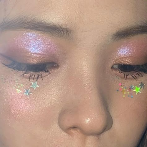 Glitter Sticker Eye Makeup, Glitter Eye Makeup Concert, Sticker Makeup Aesthetic, Kpop Stage Makeup Look, Make Up Glitter Eyes Sparkle, Kpop Glitter Makeup, Concert Eye Makeup Sparkle, Eye Stickers Makeup, Makeup With Stickers