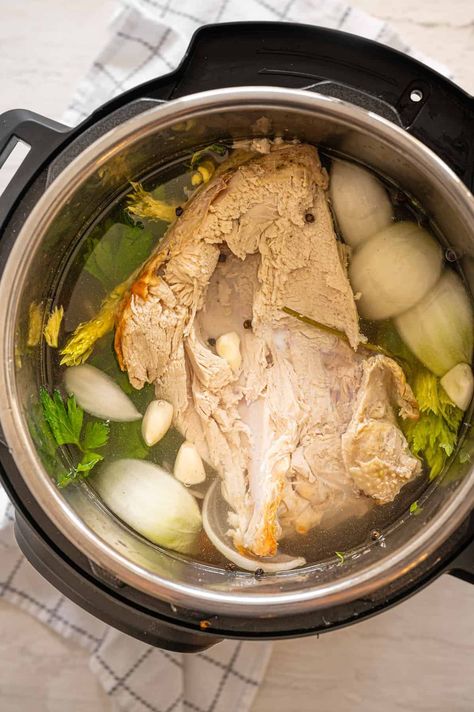 Instant Pot Turkey Carcass Broth, Instant Pot Broth, Slow Cooker Chicken Broth, Homemade Chicken Broth, Make Chicken Broth, Chicken Broth Recipes, Freezer Food, Turkey Broth, Healthy Soups