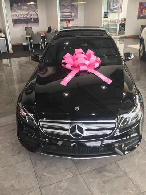 Cars With Bows On Top, Car With A Bow On It, Black Mercedes Benz Pink Interior, Mercedes Benz With Bow, New Car With Bow, Pink Mercedes Benz, Mercedes Convertible, Girly Car Accessories, Benz Cars