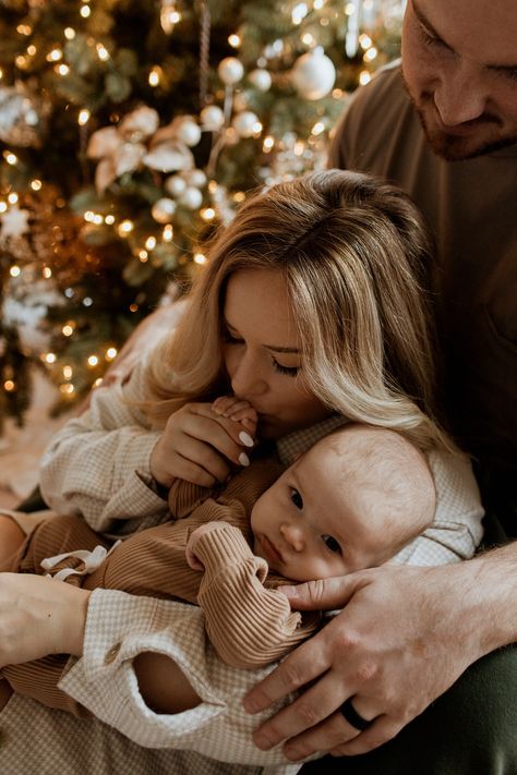 christmas family photos,babys first christmas photos Baby Christmas Photoshoot, Newborn Christmas Pictures, Christmas Photography Family, Newborn Christmas Photos, Christmas Baby Pictures, Christmas Poses, Christmas Family Photoshoot, Baby Christmas Photos, First Christmas Photos