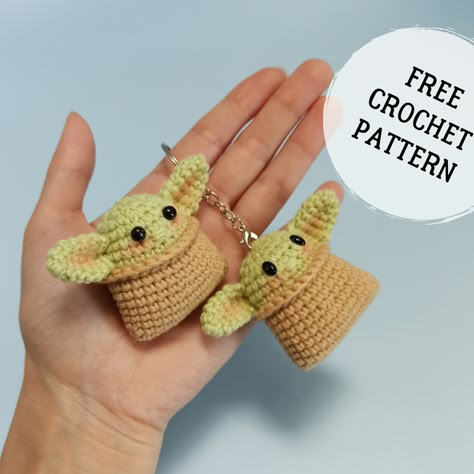 Crochet Key Cozy Pattern Free, Crochet Baby Yoda Pattern Free, Key Cover Crochet Pattern Free, Crochet Key Cover Free Pattern, Crochet Keychain For Boyfriend, Baby Yoda Crochet Pattern Free, Crochet Mini Keychain, Crochet Lego Keychain, Crochet Keychain For Men