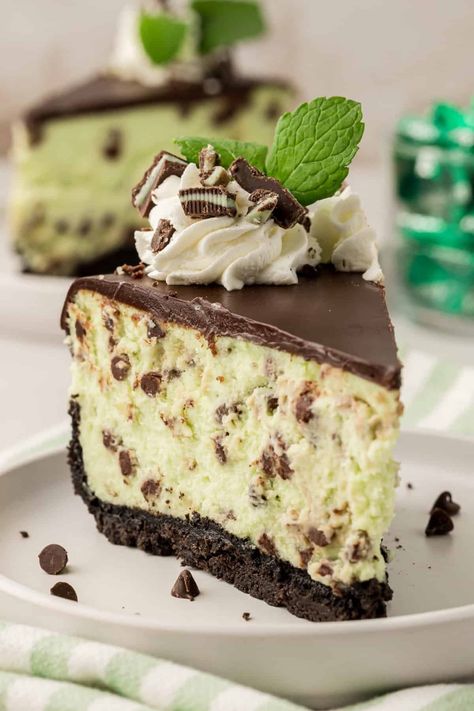 A chocolate mint cheesecake has a creamy mint chocolate chip filling, chocolate ganache topping, and Oreo crust! A great make ahead dessert! Chocolate Mint Cheesecake, Andes Candies, Chocolate Ganache Topping, Mint Chocolate Cheesecake, Mint And Chocolate, Mint Cheesecake, Southern Cake, Frozen Cheesecake, Crunch Recipe