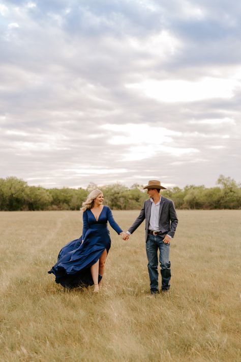 Engagement Photos Ranch, Pasture Engagement Pictures, Engagement Photos Rustic, Barn Engagement Pictures, Engagement Photos Farm, Farm Engagement Pictures, Western Engagement Pictures Outfits, Country Engagement Photos, Western Engagement Pictures