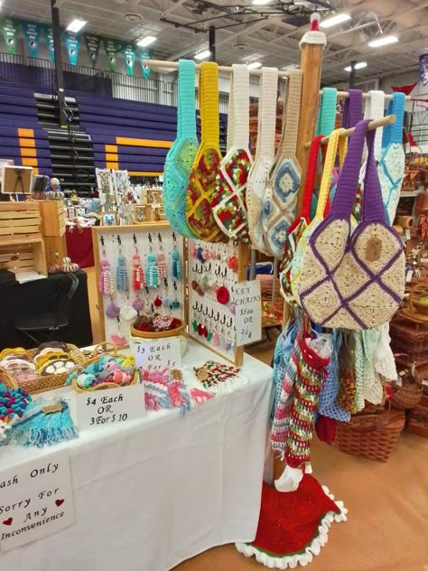 Crochet Market Booth Display, Crochet Market Stall Ideas, Craft Fair Bag Display Ideas, Farmers Market Display Crochet, Craft Fair Crochet Display, Crochet Craft Market Display, Vendor Booth Display Ideas Crochet, Crochet Market Display Ideas, Crochet Booth Display