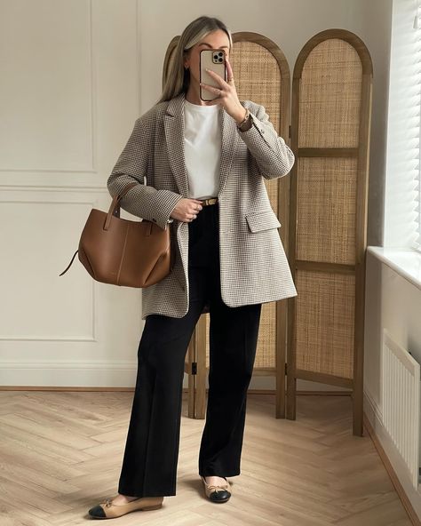 10 minimal workwear outfits a thread >>> a mix of smart casual & corporate 💼🖤☕️💻 outfits are linked on my @shop.ltk in my bio . . Workwear, workwear outfit ideas, office outfits, minimal workwear outfits, smart casual . . #workweek #workwearoutfits #workoutfits #workoutfitidea #officeoutfit #officeoutfits #officeoutfitoftheday #officelook #officelooks #worklooks #worklook #workwearstyle #workwearfashion #workwearinspiration #ltkworkwear #mirrorselfies #outfitroundup #transitionalstyle #tran... Simple Workwear Outfits, Smart Casual Corporate, Casual Corporate Outfits, Outfit Ideas Office, Office Apparel, Casual Corporate, Outfits Minimal, Workwear Outfits, Work Fits