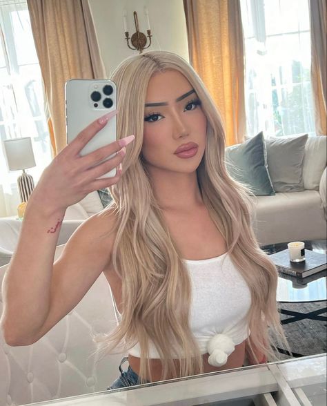 Balyage Long Hair, Nikita Dragun, Caramel Blonde Hair, Dyed Blonde Hair, Gorgeous Hair Color, Pretty Hair Color, Balayage Hair Blonde, Beautiful Wigs, Glamour Makeup