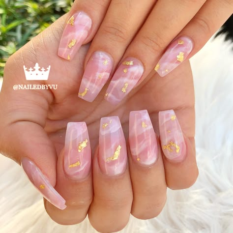 Pink White Gold Marble Nails, Light Pink Nails Marble, Pink And Gold Leaf Nails, Pink Marbled Nails, Marble With Gold Nails, Marbal Art Nail Pink, Short Marble Nail Designs, Peach Marble Nails, Acrylic Nails Trending Now