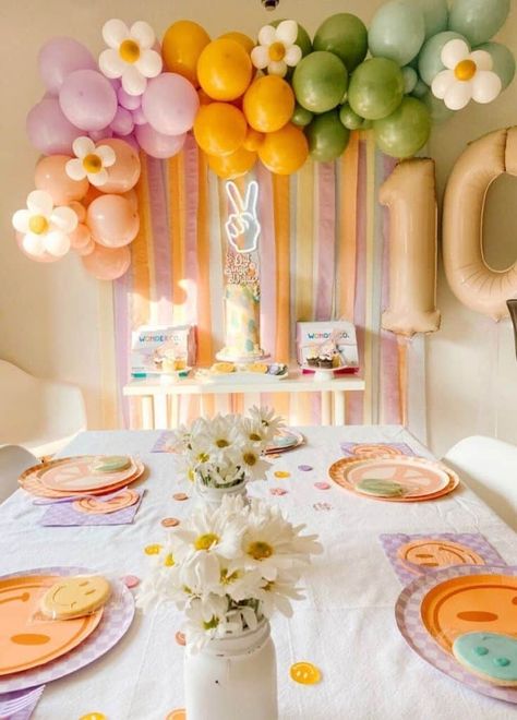 26 Groovy 70's Birthday Party Ideas for Kids - Lady Celebrations 70s Birthday Party Ideas, Daisy Balloon Garland, 90s Bachelorette, Five Is A Vibe, Groovy One, Two Groovy, Hippie Birthday, Rainbow Theme Party, Car Themed Parties