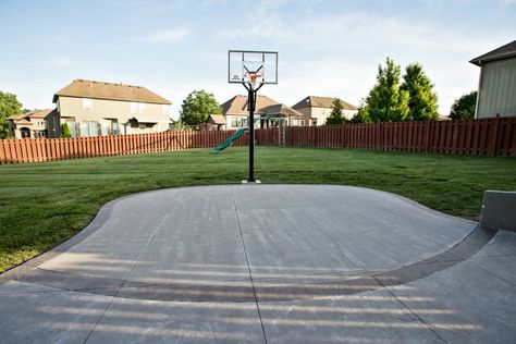 Backyard With A Fire Pit & Basket Ball Court Paver Basketball Court, Basketball Court Outdoor, Diy Basketball Court, Basketball Court Design, Pavers Steps, Backyard Basketball Court, Basketball Court Backyard, Backyard Basketball, Pavers Backyard