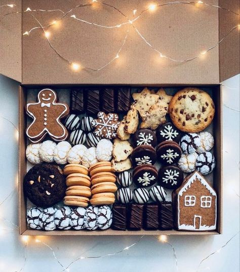 Cookie Box Ideas Christmas, Holiday Cookie Basket Ideas, Christmas Cookie Goodie Bags, Christmas Baking Packaging Ideas, Baking Box Ideas, Best Neighbor Christmas Gifts, Cookie Box Wrapping, Cookie Box Ideas Packaging, Cookie Boxes Packaging Diy