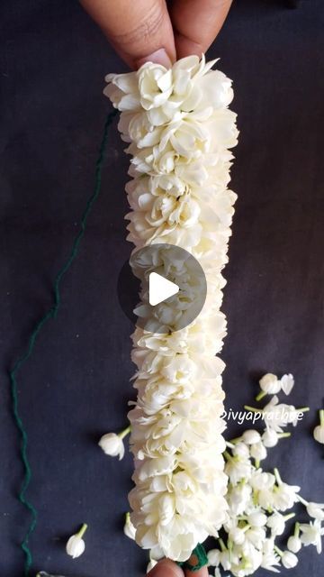 How To Make Flower Garland, Diy Flower Garland Wedding, Jadai Designs, Jasmine Flower Garland, Diy Flower Garland, Indian Floral Decor, String Flowers, Jasmine Garland, Flower Gajra