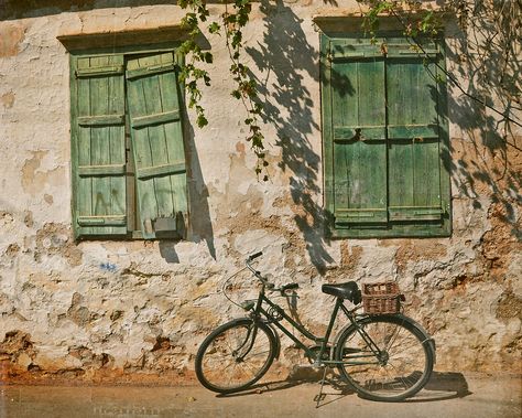 Bike Aesthetic, Landscape Art Painting, Vintage Bike, Street Scenes, Aesthetic Vintage, City Art, Crete, Watercolor Landscape, Shutters