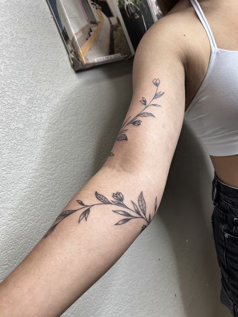 tattoo artist @byoskiess Ivy Arm Band Tattoo, Ivy Tattoo Arm, Leaf Band Tattoo, Wrap Tattoo Arm, Wrap Around Plant Tattoo, Ivy Leaf Tattoo, Traditional Vine Tattoo, Ivy Tattoo Vines For Women, Ivy Vine Tattoo