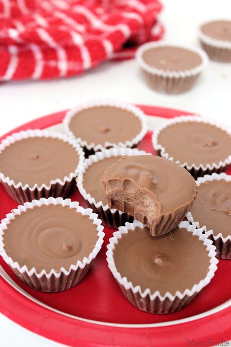 Peanut Butter Meltaways Recipe, Peanut Butter Meltaways, Chocolate Meltaways, Candy Recipes Homemade, Christmas Candy Recipes, Peanut Butter Chocolate, Peanut Butter Recipes, Homemade Candies, Candy Desserts