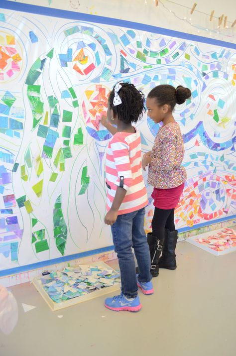 Sticky Wall Mosaic // www.smallhandsbigart.com معرض فني, Group Art Projects, Collaborative Art Projects, School Murals, Art Projects For Kids, Collaborative Art, Kindergarten Art, Art Lessons Elementary, School Art Projects