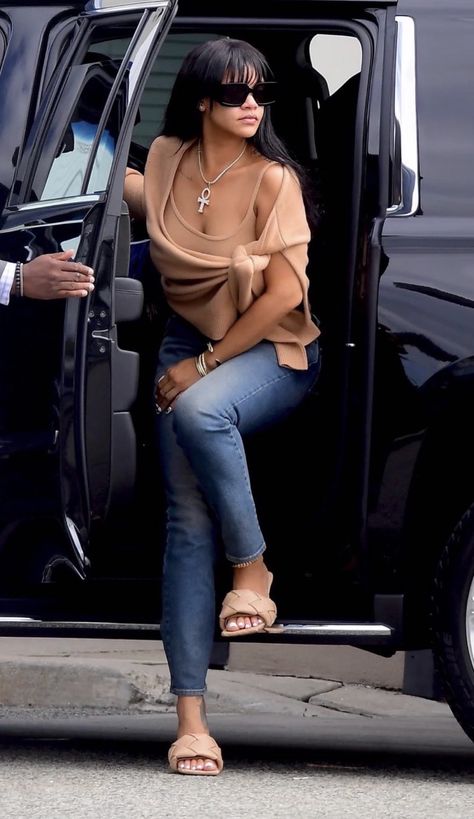 Cashmere Wrap Sweater, Rihanna Street Style, Looks Rihanna, Rihanna Outfits, Rihanna Looks, Rihanna Riri, Rihanna Style, Rihanna Fenty, Celebrity Outfits