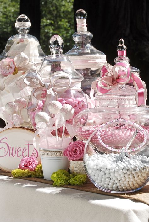 Lovely set up!                                                                                                                                                                                 Más Desert Buffet, Pink Candy Bar, Sweets Bar, Pretty Candy, Candy Tables, Candy Buffet Tables, Candy Bar Wedding, Gold Candy, Candy Display