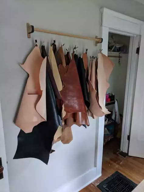 Design Studio Workspace, Tool Storage Diy, Leather Craft Projects, Leather Workshop, Leather Scraps, 아파트 인테리어, Woodworking Workshop, Working Space, Shop Organization