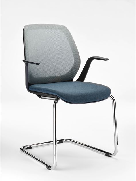 Due to its versatile design options, the se:flex visitor chair is universally and flexibly applicable. Depending on individual preferences, it is possible to choose between a four-leg chair and a cantilever chair, with or without armrests. Furthermore, there is a wide choice of frame colours, mesh membrane and slim upholstery. Regardless of which version of the visitor chair you choose: It welcomes everyone. Comfy Office Chair, Modular Office Furniture, Modular Chair, Modular Office, Conference Chair, Office Chair Design, Sales Center, Wooden Chairs, Modern Office Chair