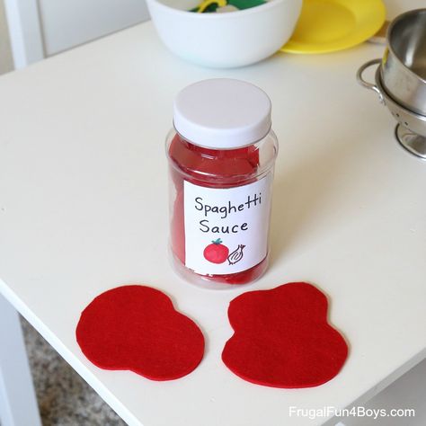 Make an adorable play food spaghetti dinner... out of yarn & felt! - Frugal Fun For Boys and Girls Easy Felt Food No Sew, Felt Pasta Pattern, Felt Food Play Kitchen, Felt Spaghetti And Meatballs, Diy Felt Pasta, Salt Dough Play Food, Felt Food No Sew, Pretend Food Diy, No Sew Felt Food